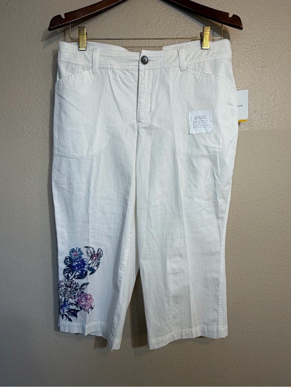 Croft & Barrow white embroidered capri pants 12 new